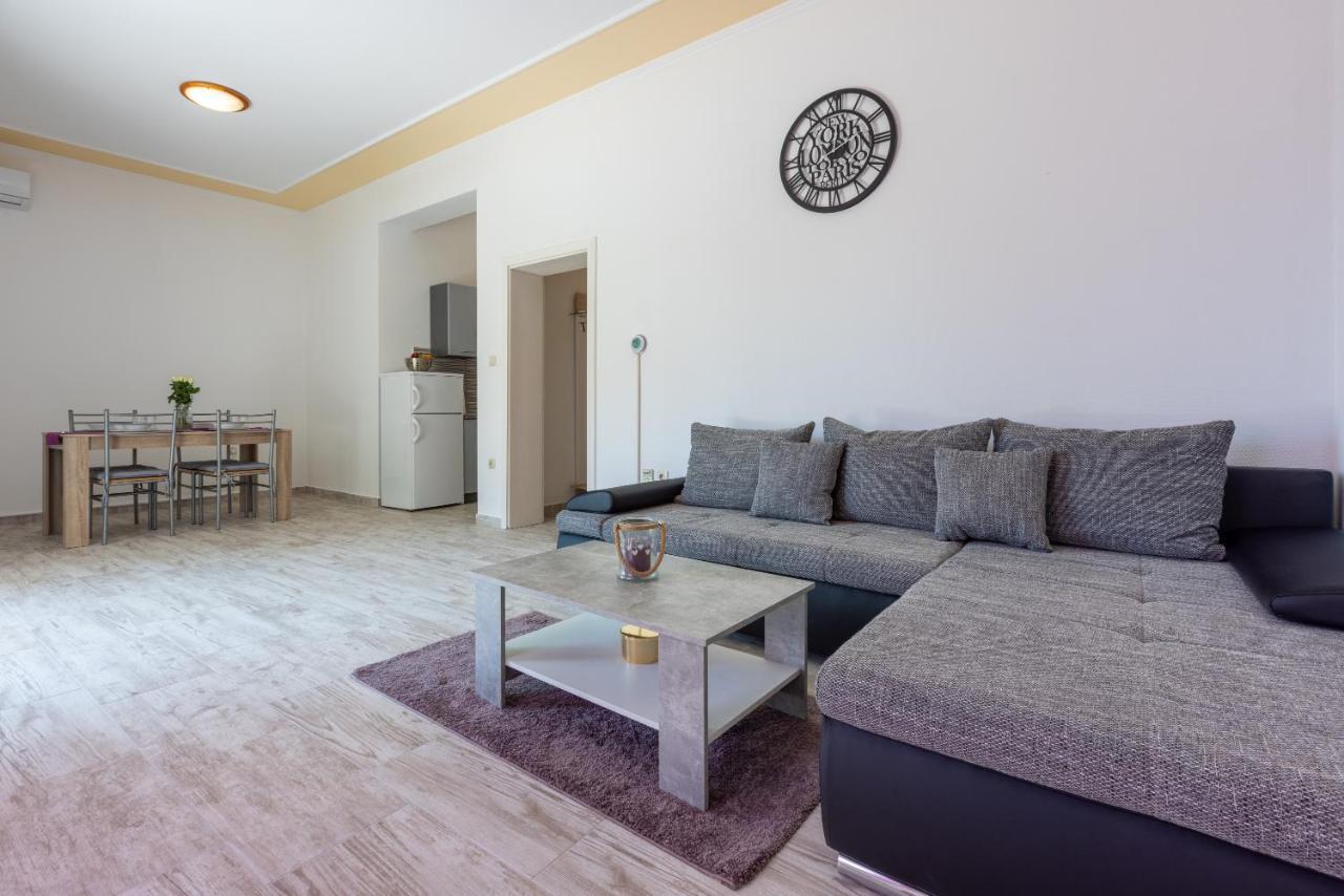 Apartments Antonija Crikvenica Bagian luar foto